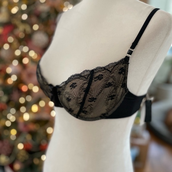 Elegant Black Lace Bra - Picture 2 of 7
